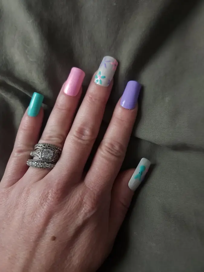Bold press-on nail set